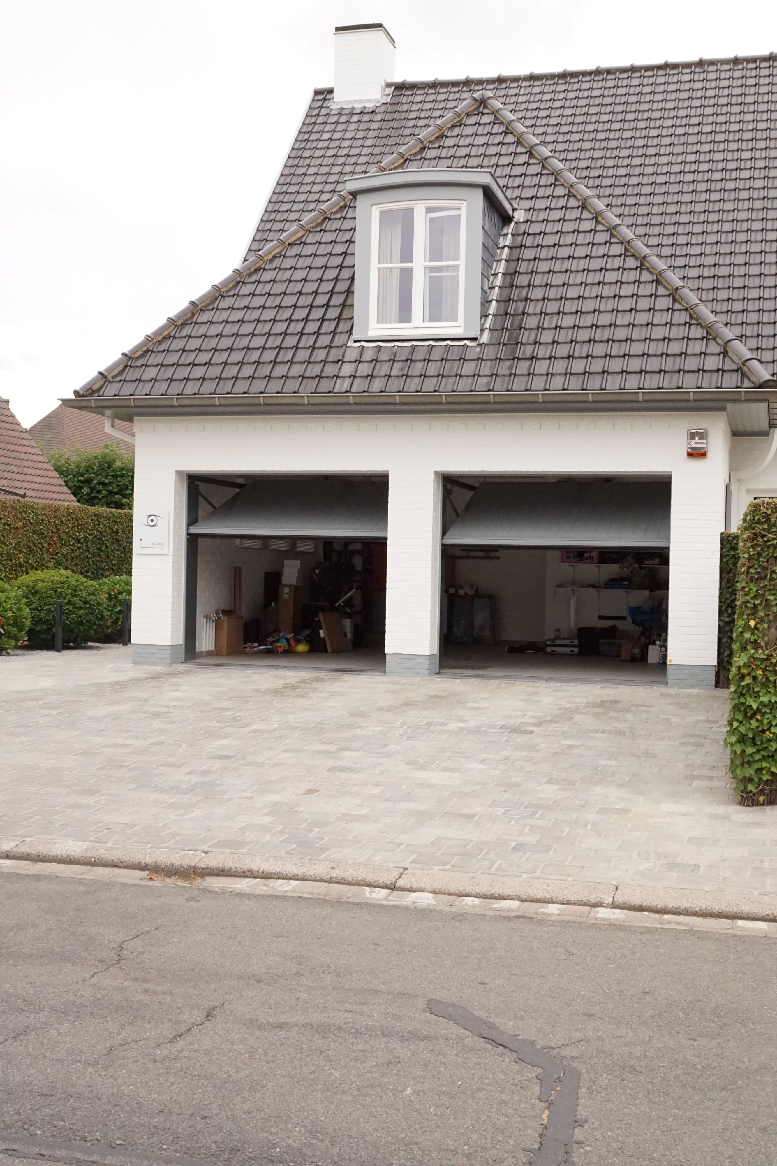 Privéwoning met kantelpoort