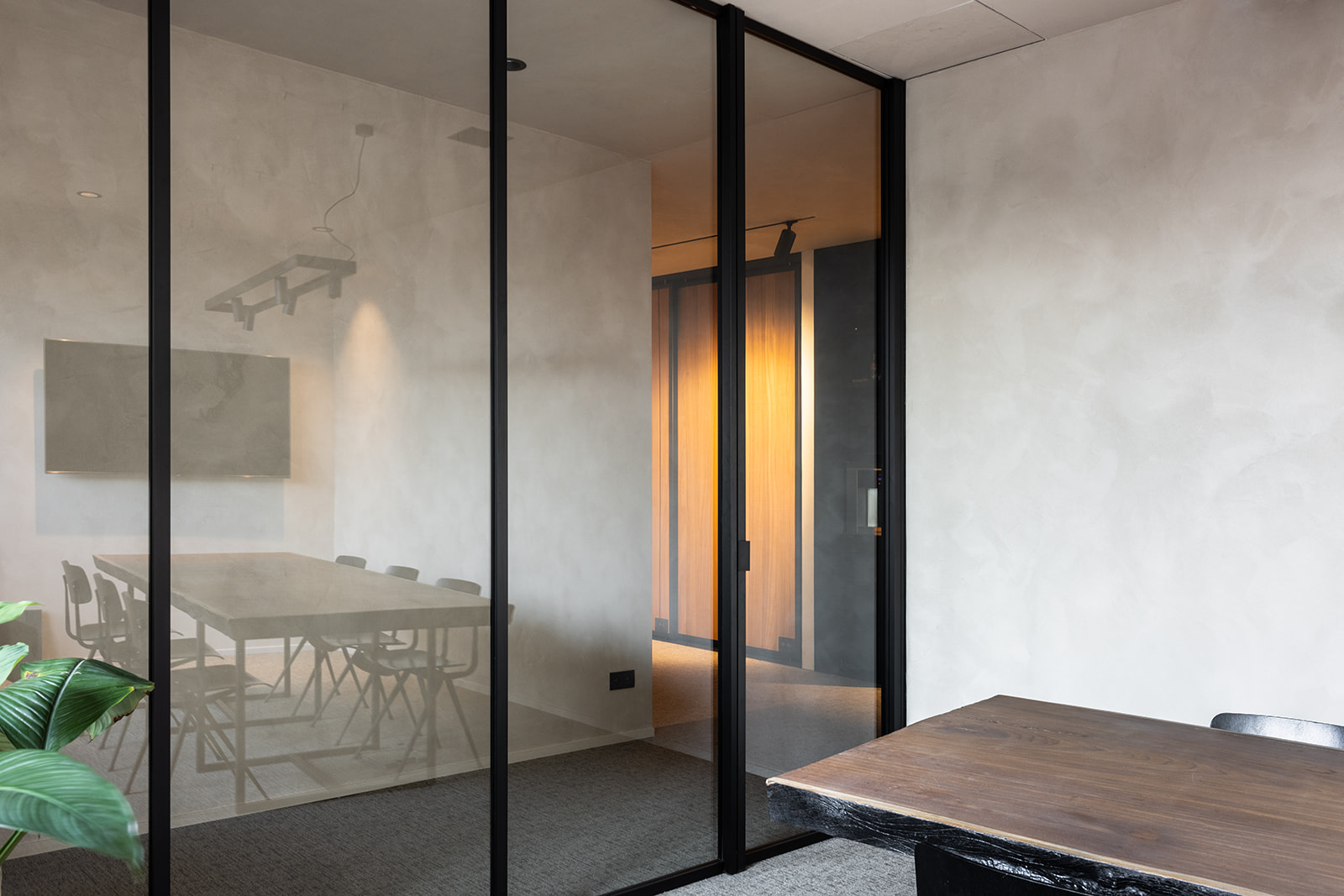 divina_glazen_scheidingswand_met_draaideur_the_hub_gent