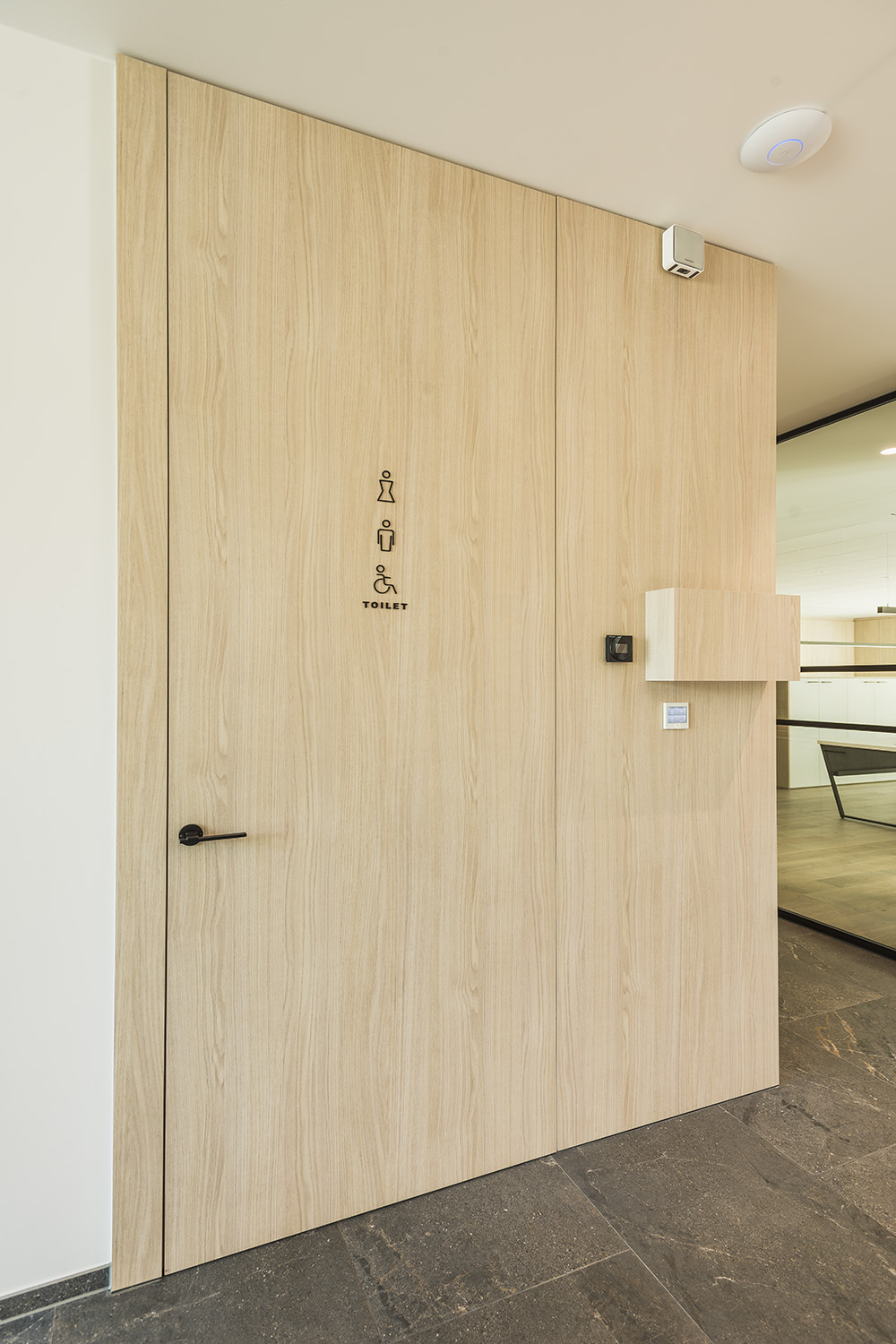Intégration de charnières invisibles pour les portes en bois au ras du mur.