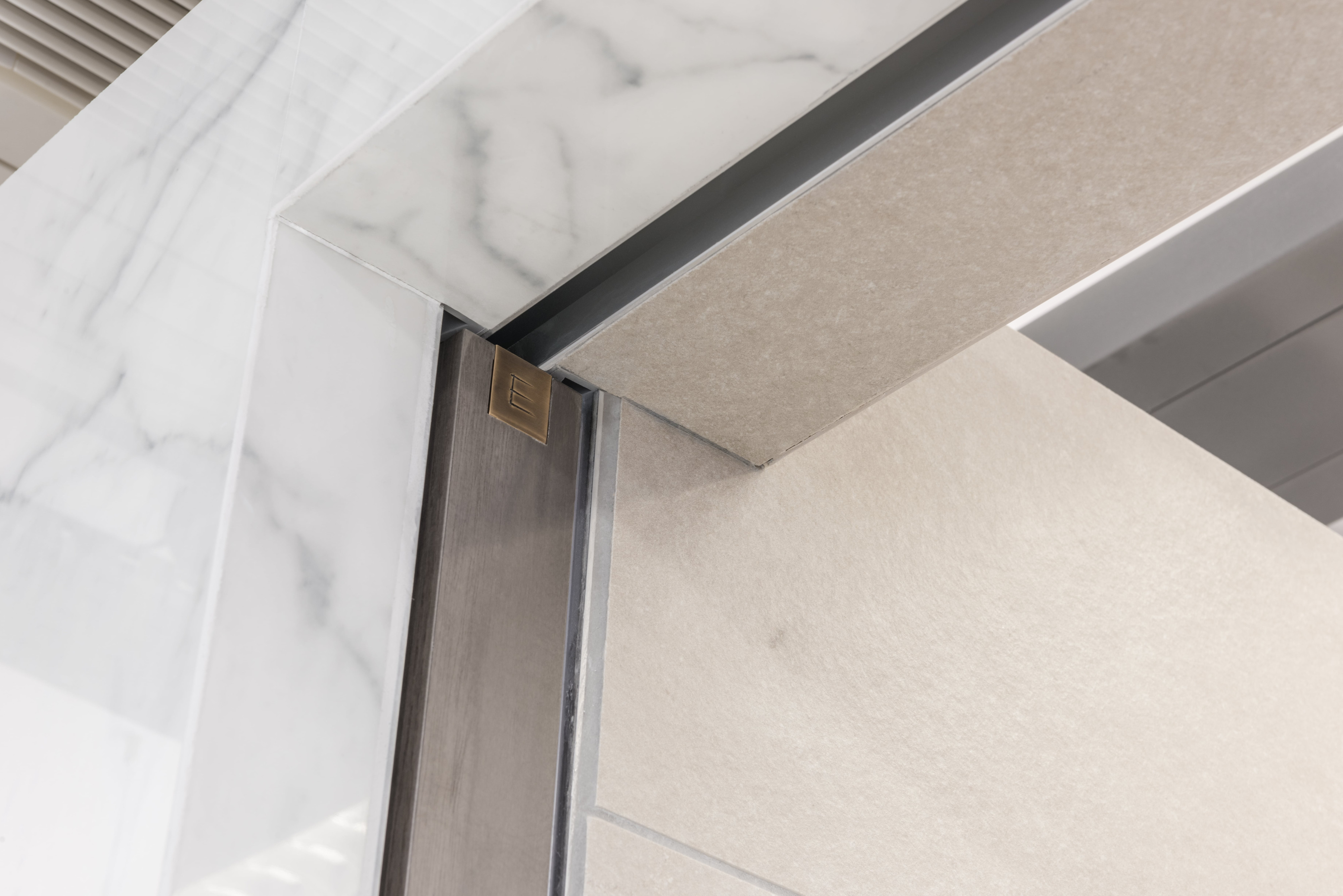 Onzichtbare schuifdeur (pocket deur) voor een minimalistisch design die volledig in de muur schuift bij open stand. 