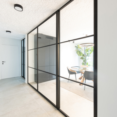 Integratie van steellook room divider (Divina - ARLU) bij MFI Coatings in Paal (België).