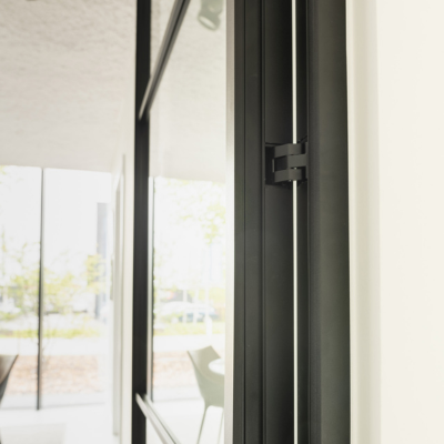 Integratie van steellook room divider (Divina - ARLU) bij MFI Coatings in Paal (België).
