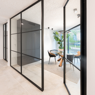 Integratie van steellook room divider (Divina - ARLU) bij MFI Coatings in Paal (België).
