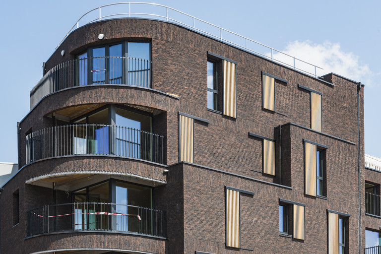 Integratie van luikbeslag (Arlu) voor rechtschuivende luiken bij appartement nabij station Luik Guillemin.