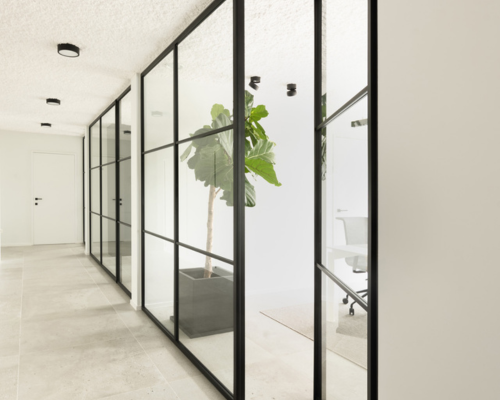 Integratie van steellook room divider (Divina - ARLU) bij MFI Coatings in Paal (België).