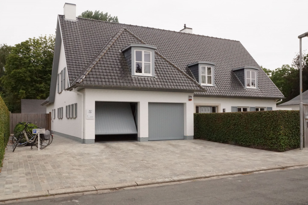 Privéwoning met kantelpoort