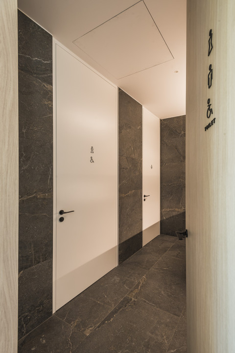 Intégration de charnières invisibles pour les portes en bois au ras du mur.
