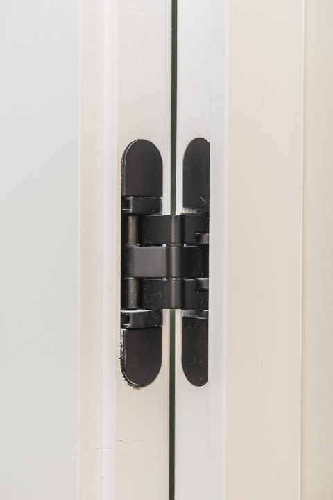 Intégration de charnières invisibles pour les portes en bois au ras du mur.