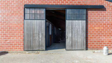 Portail coulissant (de droite) installé à l'écurie Verduyn à Ichtegem 