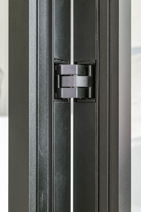 Séparation entre le bureau et le hall sans perte de lumière et d&#039;ouverture grâce à la divina d&#039;ARLU - une paroi de séparation en verre avec une porte battante en verre.