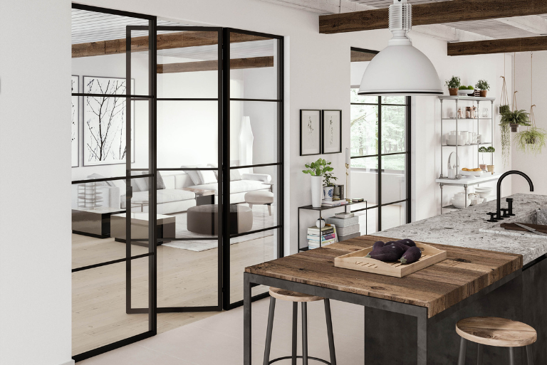 Moderne keuken met een minimalistisch ontwerp, een centraal eiland met twee barkrukken, en grote ramen en glazen deuren die uitkijken op een aangrenzende ruimte.